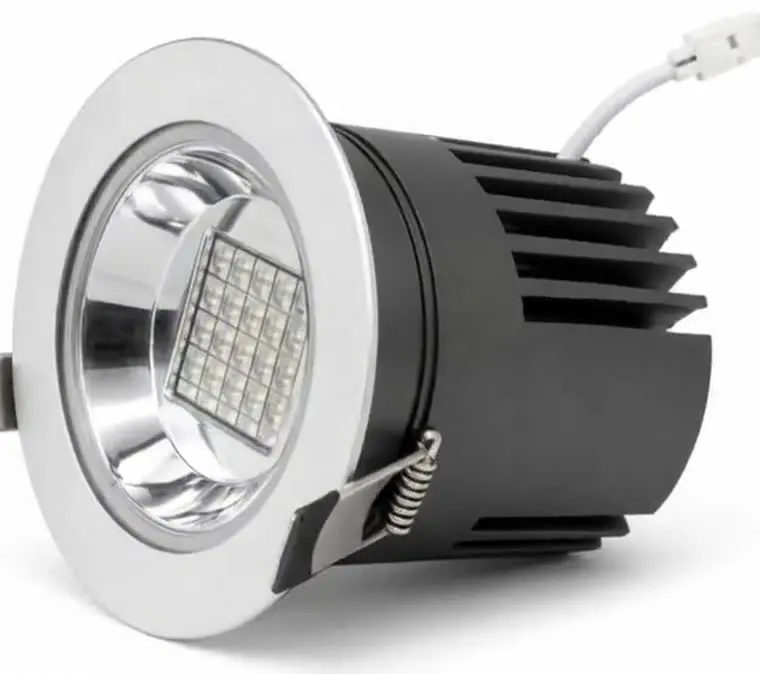 Foco X36 de UV-Life mostrando su arreglo de 25 chips UV-C LED en el reflector